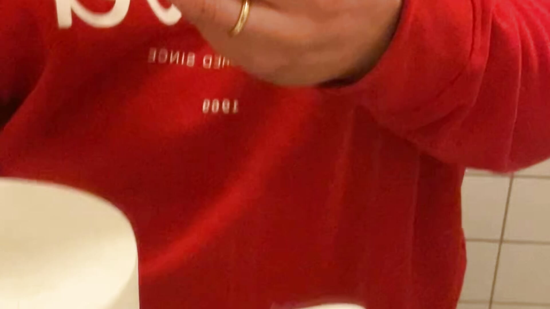 Auf öffentlicher Toilette gewichst - video by fetter_Daddy_Berlin cam model