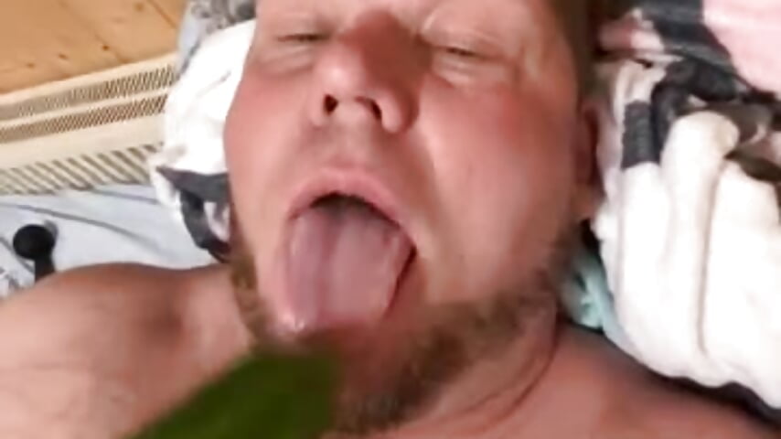 Peniskäfig Wichssperre, dafür ein gurkenfick mit Käfig in den po - video by fetter_Daddy_Berlin cam model