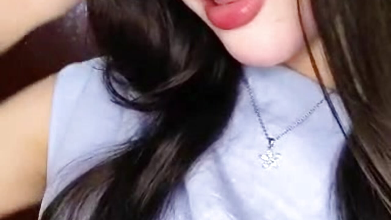 Come and play with my mouth - video by Emily-hottson cam model