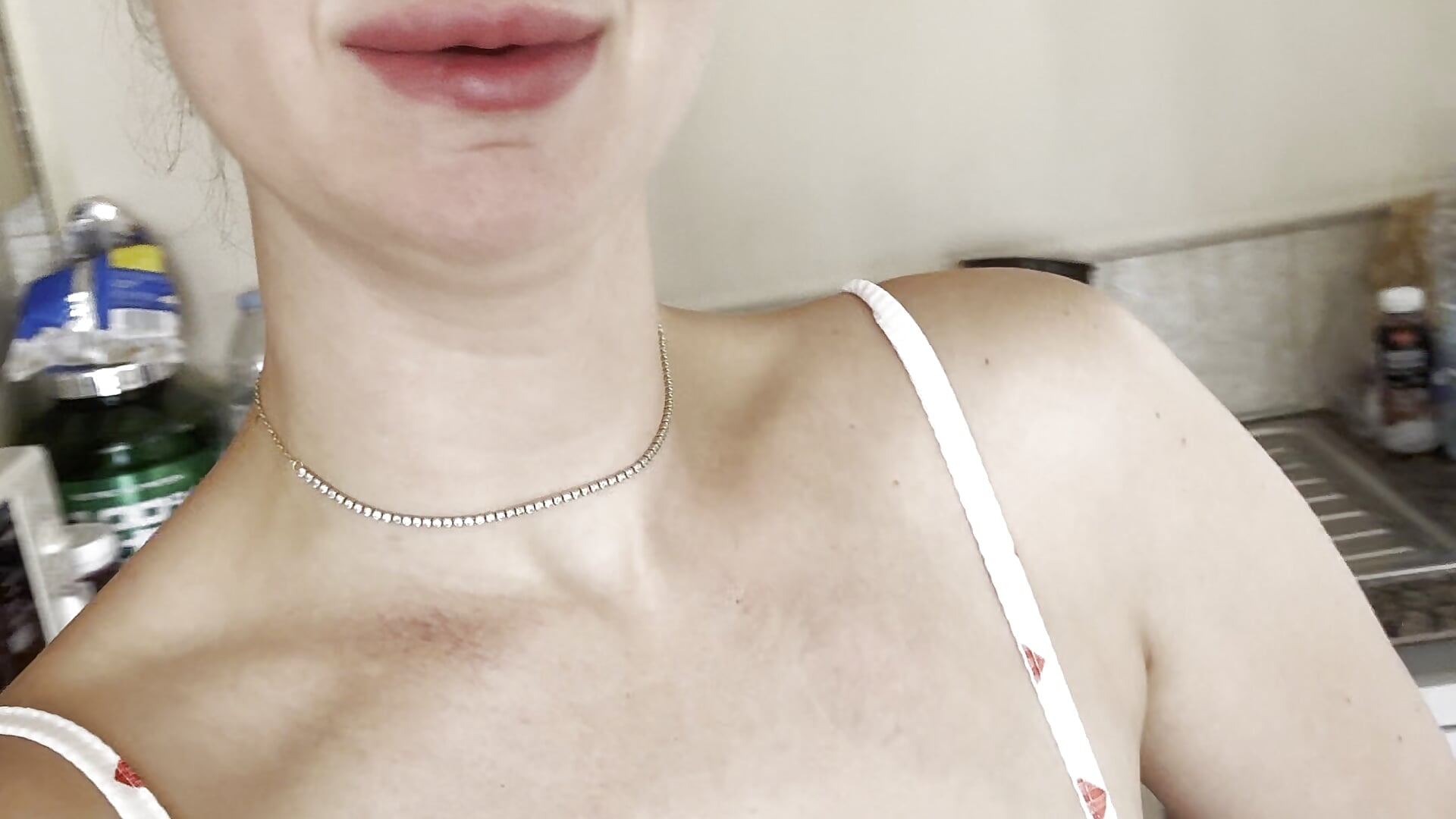 Dildo riding mommy talk kitchen - video av CurlyChloe cam-modell