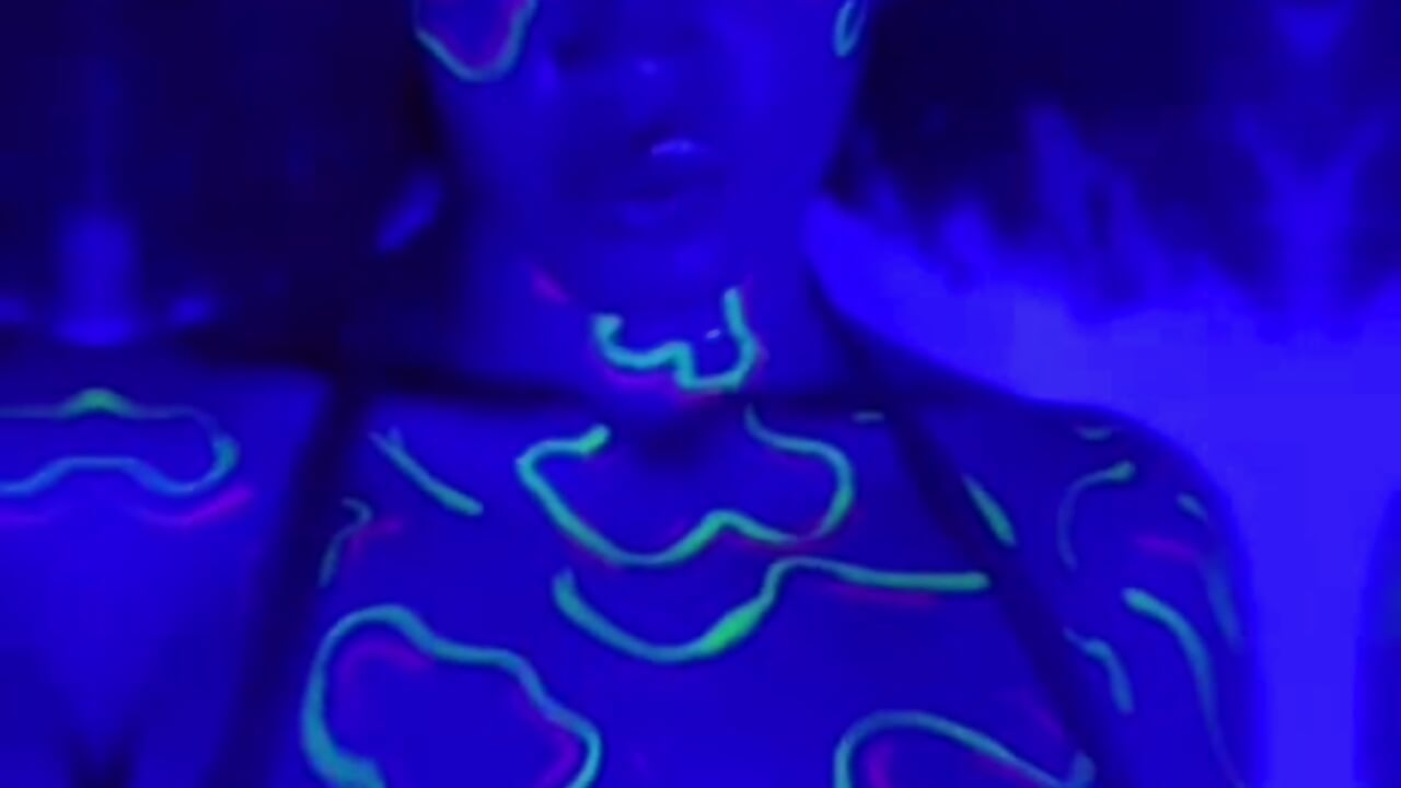 🔥✨ “Get ready to lose yourself in my lights and my curves… tonight my body shines in neon only torq - video di alessia_moon1 modella di cam