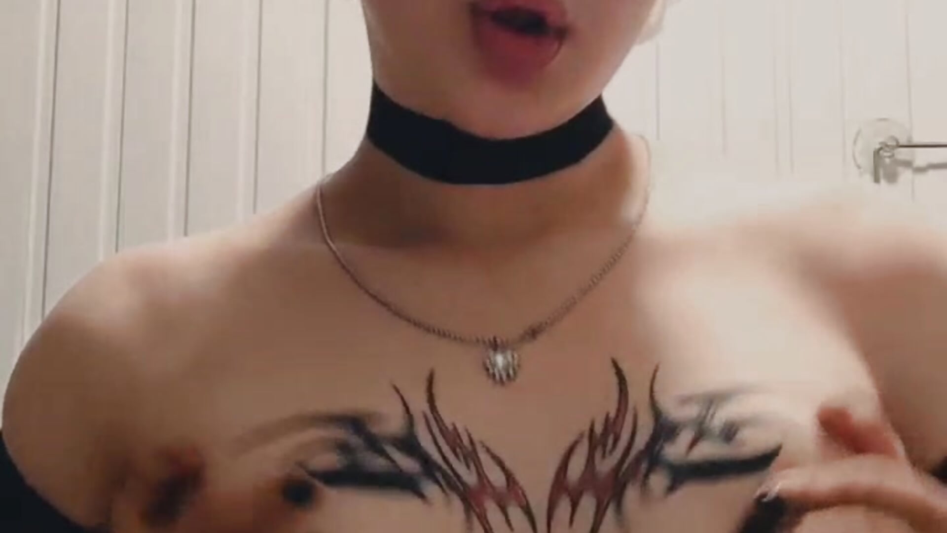 Come here and see my boobies nude 😋