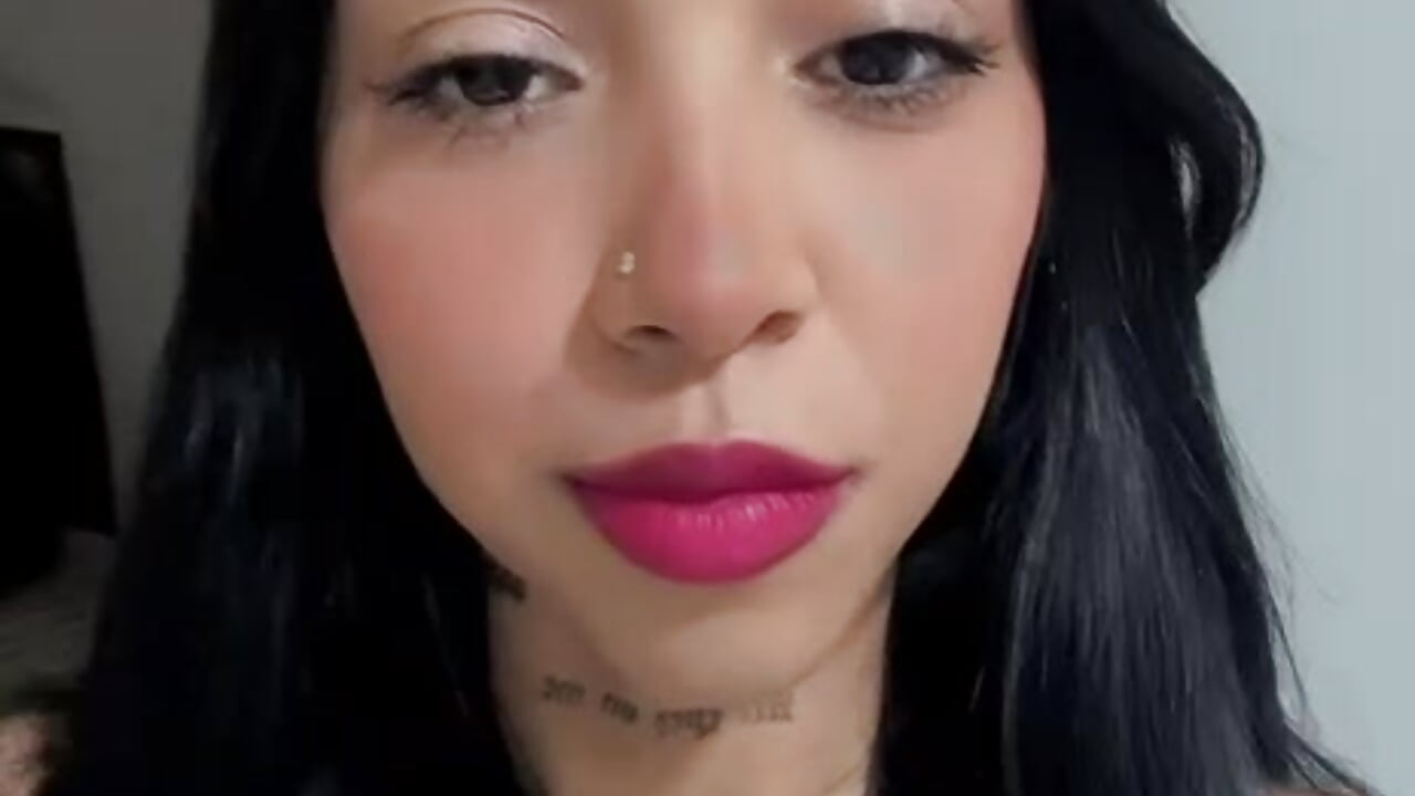 A3DC7A8D-65D7-45B7-B91F-EFAAD8387B30 – video modela na kameri dahiiangomezz