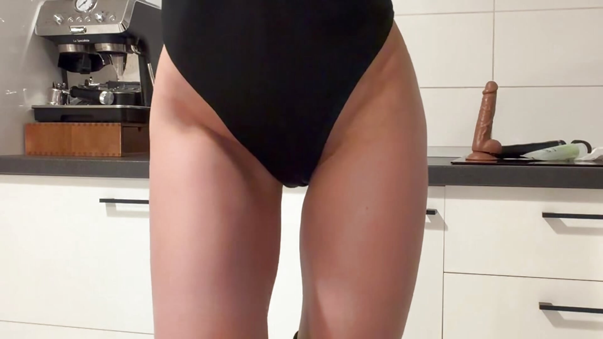I fuck my pussy on the kitchen counter and I squirt(French)