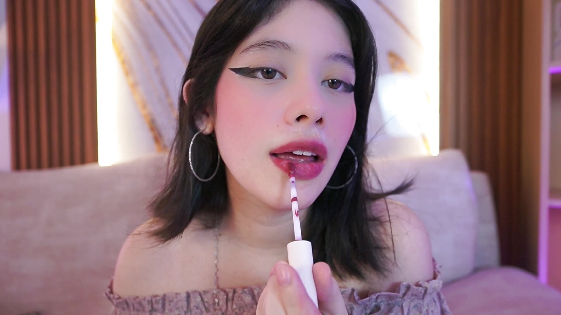 A little lipstick to kiss your lips 💋 - video của người mẫu cam BillieBrownn