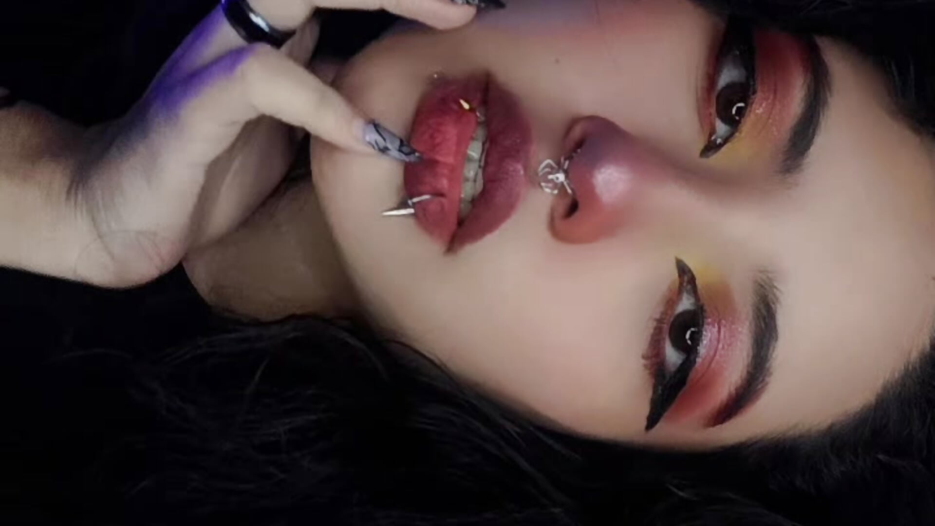 ... – video od webkamerové modelky SabrinaV_