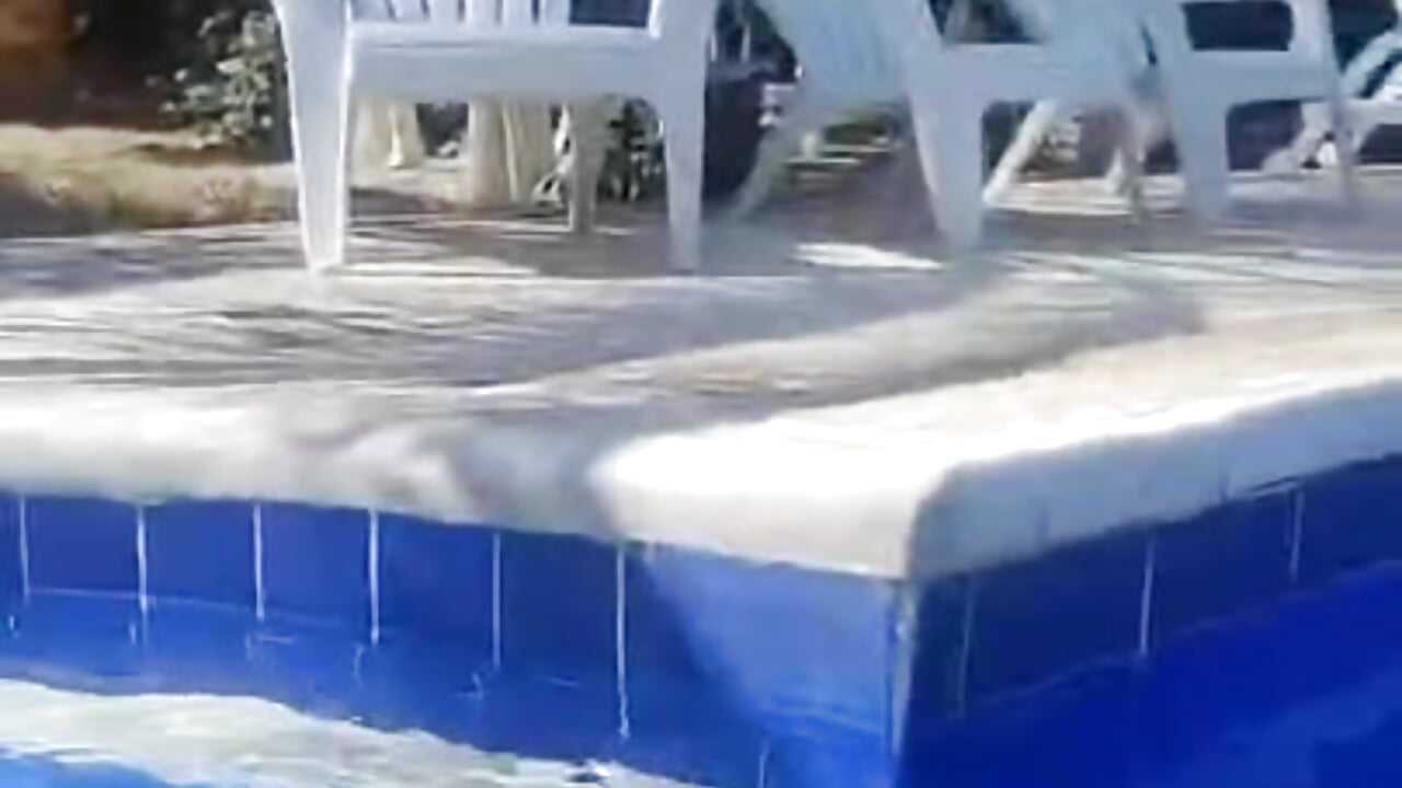 sunny day and pool 🥴☀️😎－カメラキャストのSabrinaV_の動画