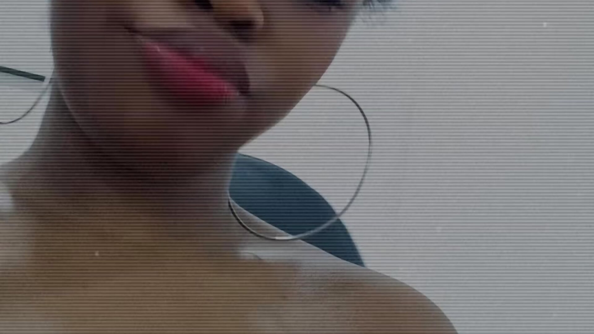 Kiss🥰🥰 - video by hazellanee cam model