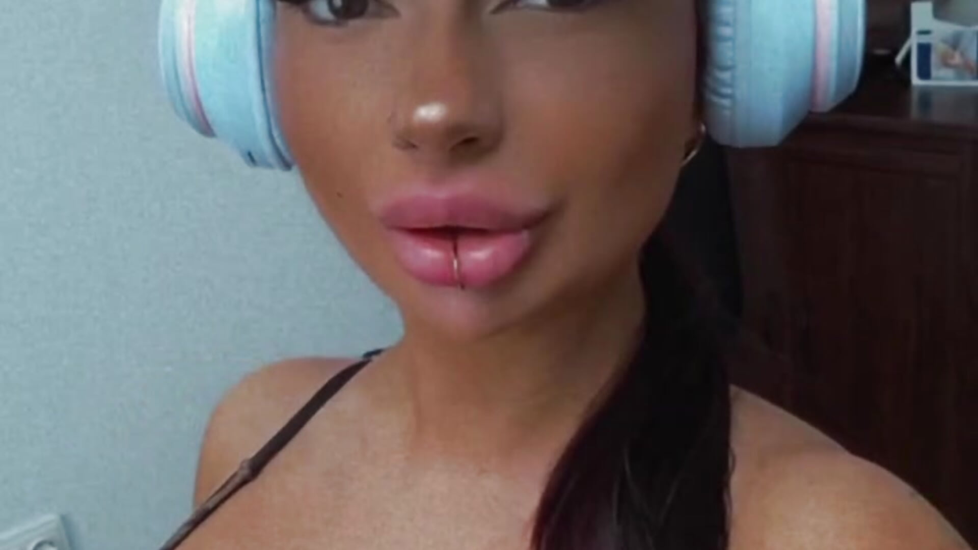 I  was gone for a tattoo session. I'm back, come closer to see it xx - video by Vanilux_Butter cam model