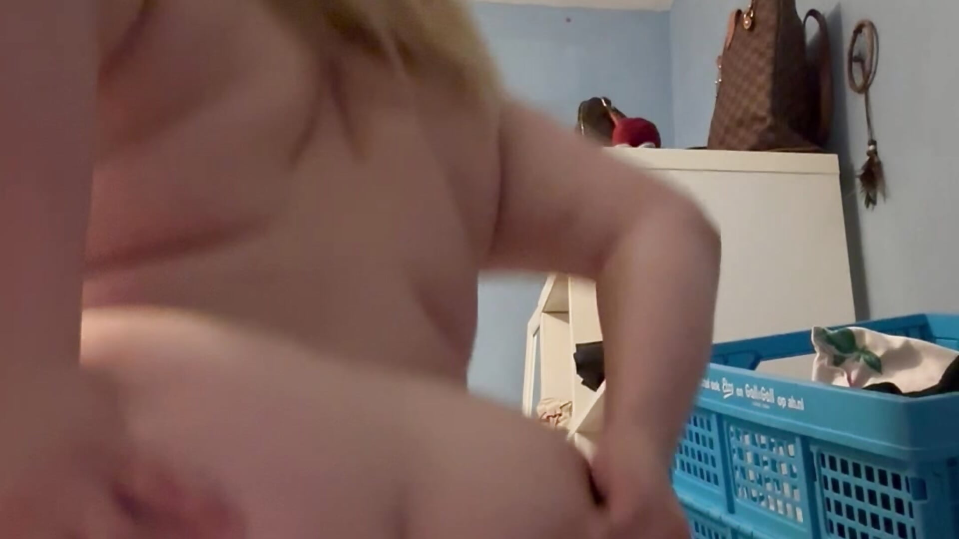 video waarop ik mijn kont gaatje goed open doe in doggy style - video by geilelouisex cam model