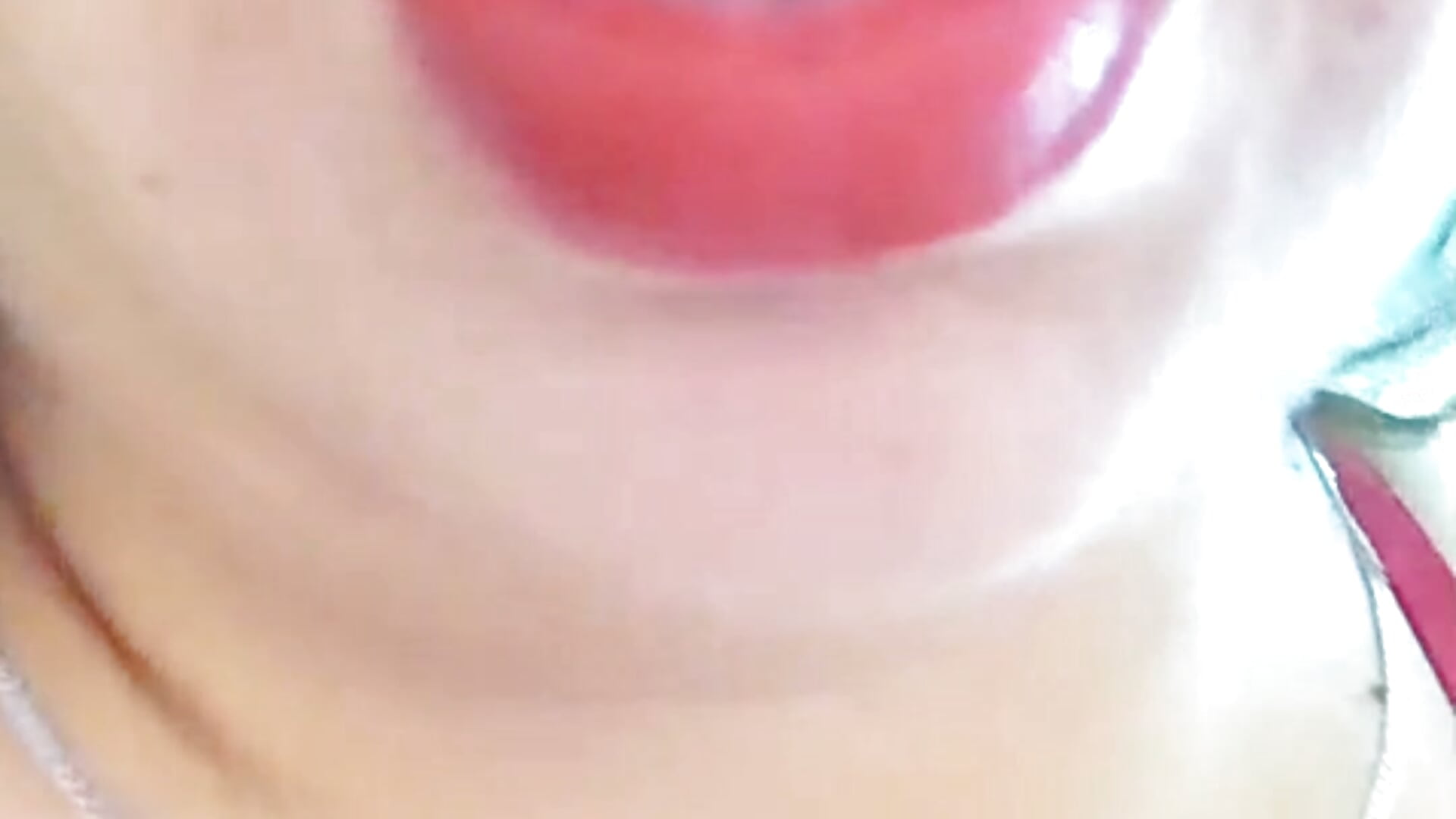 Putting on my favorite red lipstick... Want to watch me mess it up? - video oleh MaylinRosse_ kamera model