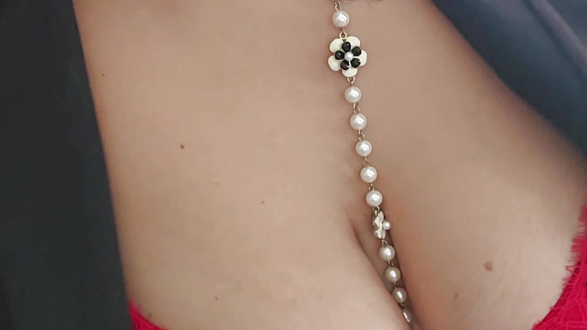 Red lingerie, pearls, blazer - video oleh model kamera sw33th3art