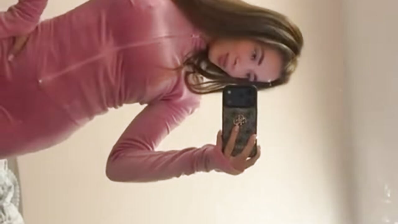 wearing my fav colour! - vídeo de Leri_Dells modelo de câmara