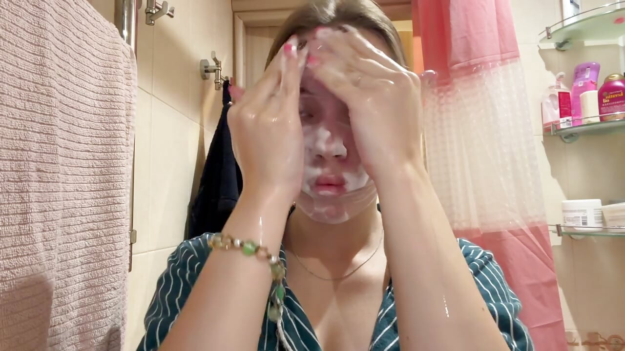 doing some skincare to make my skin glow－カメラキャストのLeri_Dellsの動画
