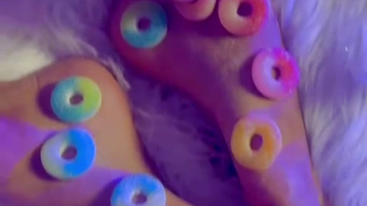 Kisses my fingers, along with the gomites - video by Prince-Dalton cam model