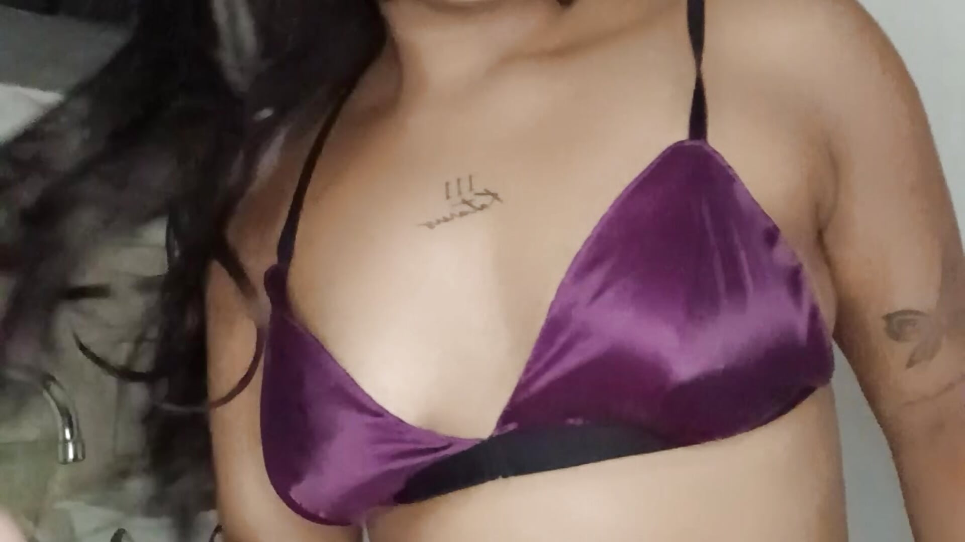 Do you want something to eat or would you rather eat me?－カメラキャストのcamilafoox7の動画