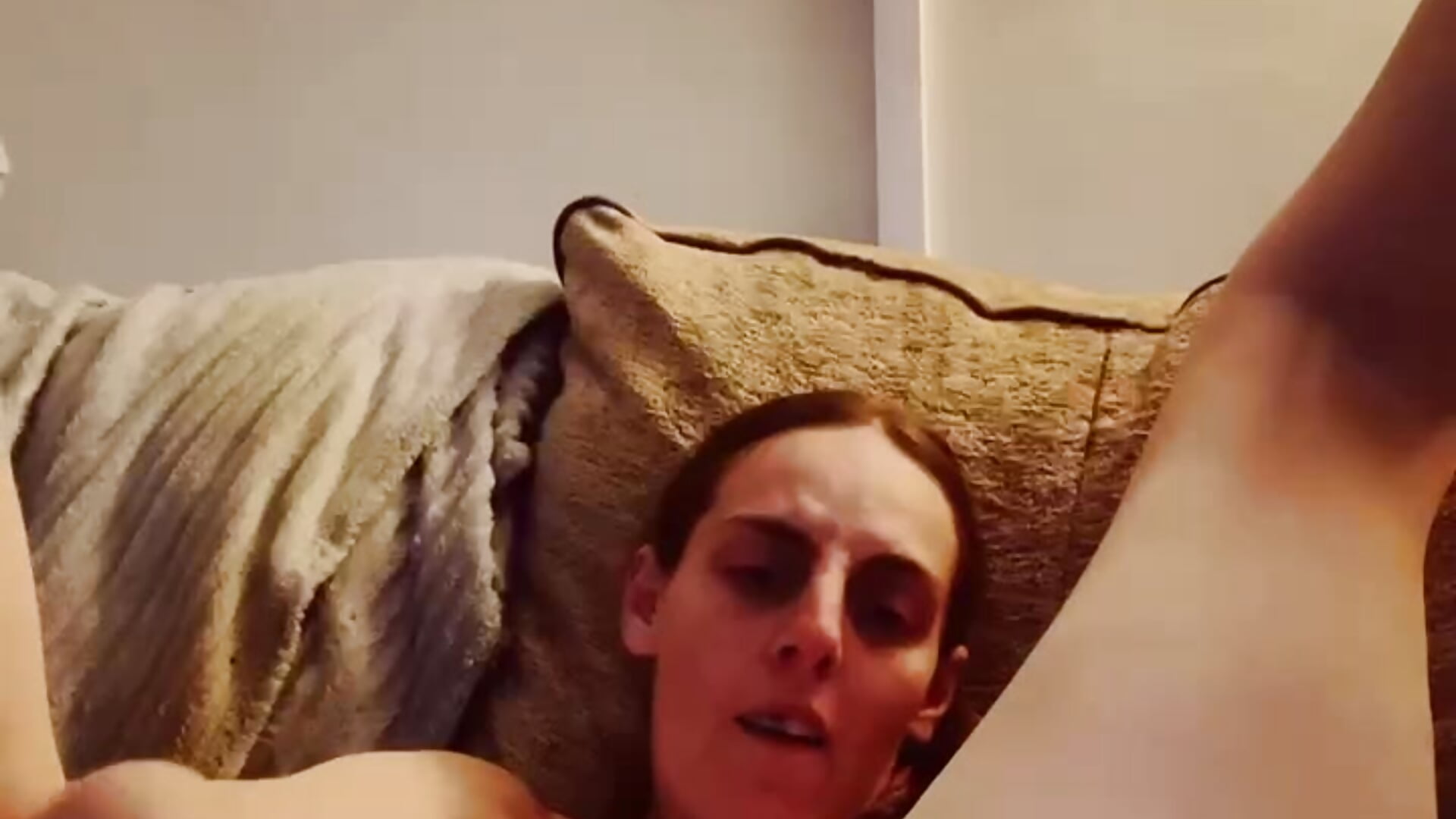 Pleasuring my pussy till I cum – video af WelshRedhead