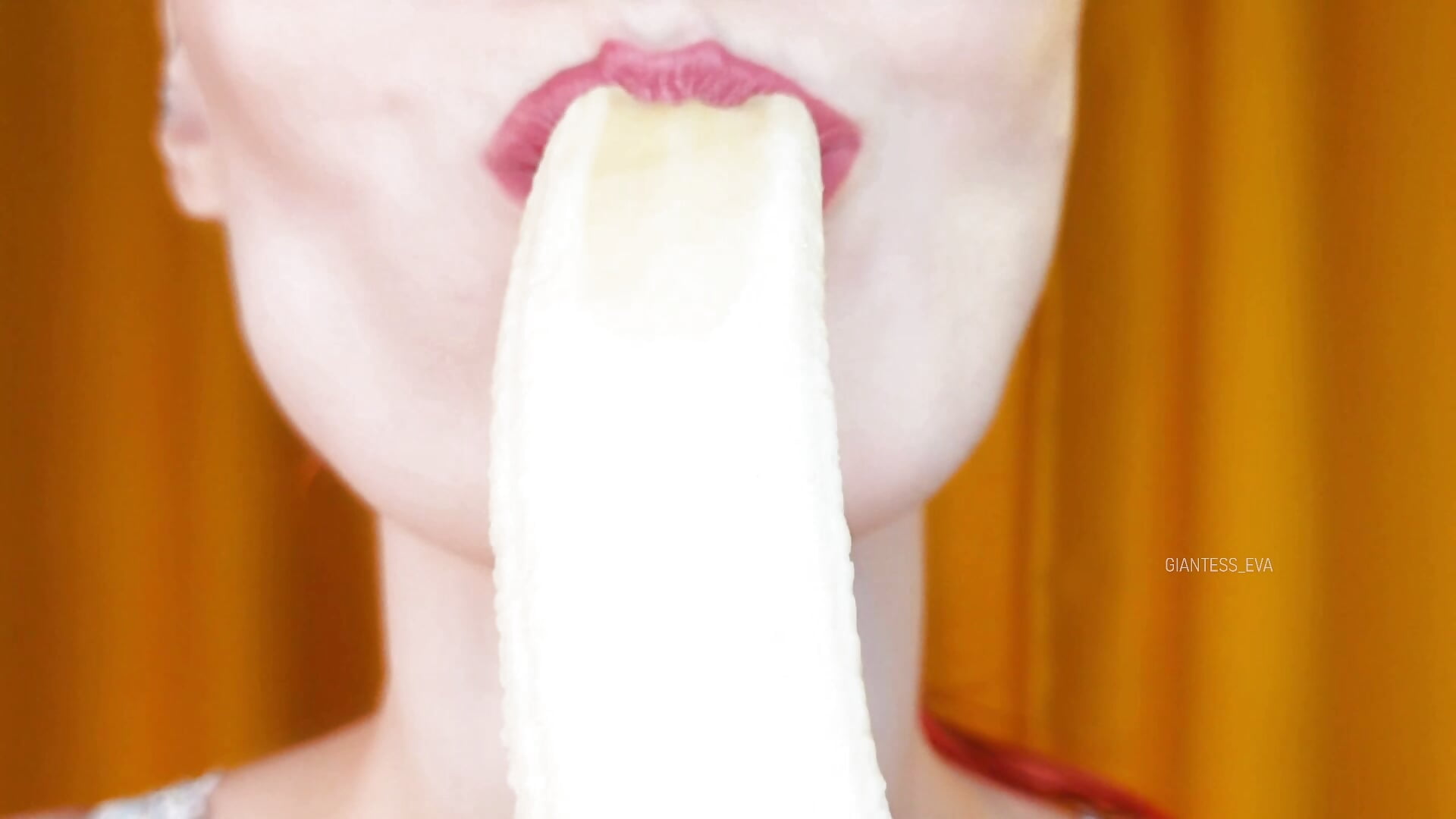 Banana - video Giantess_Eva kameramallilta