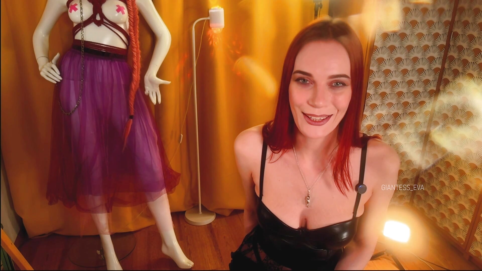 Teaser: Eva humiliates you – video modela na kameri Giantess_Eva