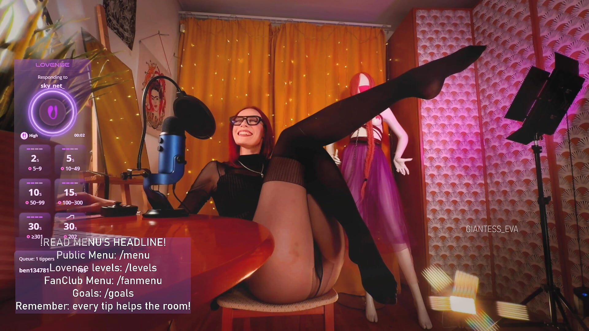 Gosh that pantyhose is amazing - video van Giantess_Eva cam-model