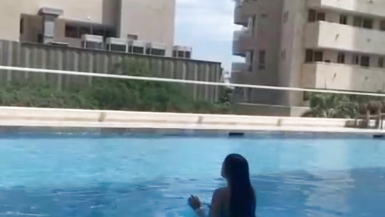 Sunday in the pool 😎 - βίντεο μοντέλου IsaDiiaz