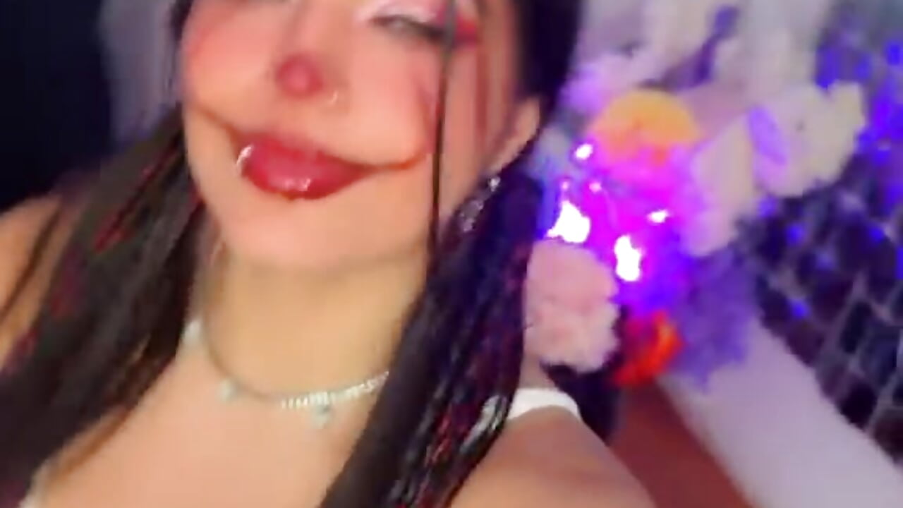 hey is "IT" - فيديو من IsaDiiaz موديل الكام
