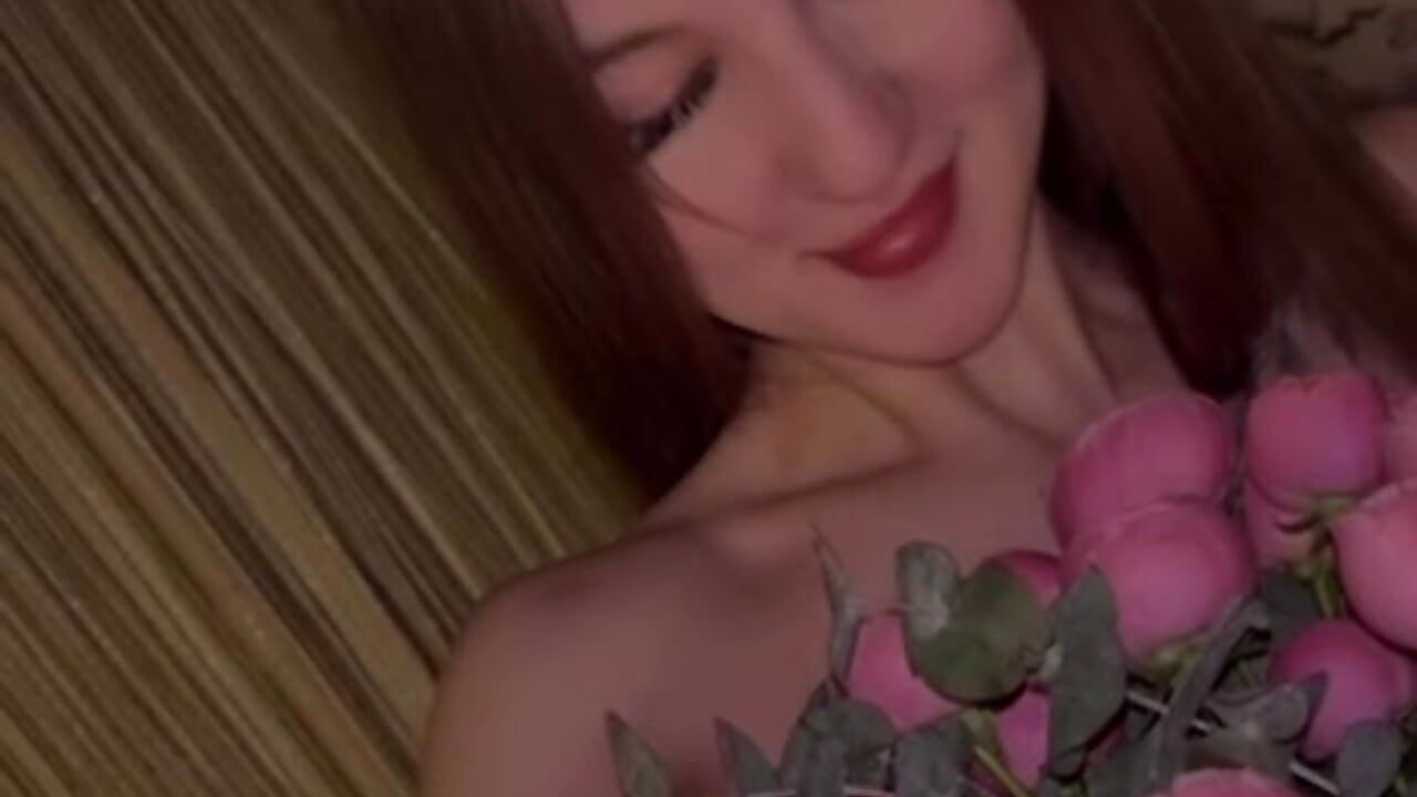 flowers for girls are the best gift - video của người mẫu cam kianawhite