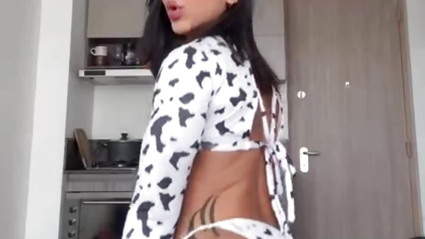 una vaquita - video by _lulukiss_ cam model