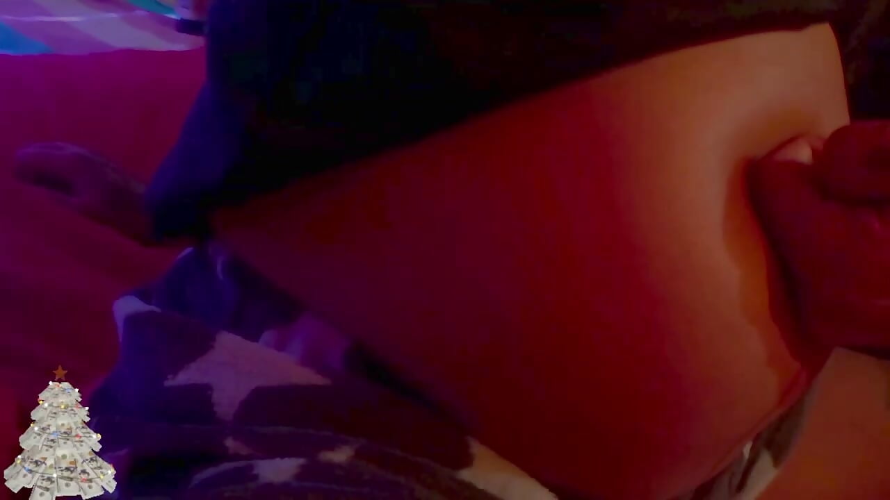 Pregnant belly and navel squeezing fetish - video by Couple_Moth666 cam model