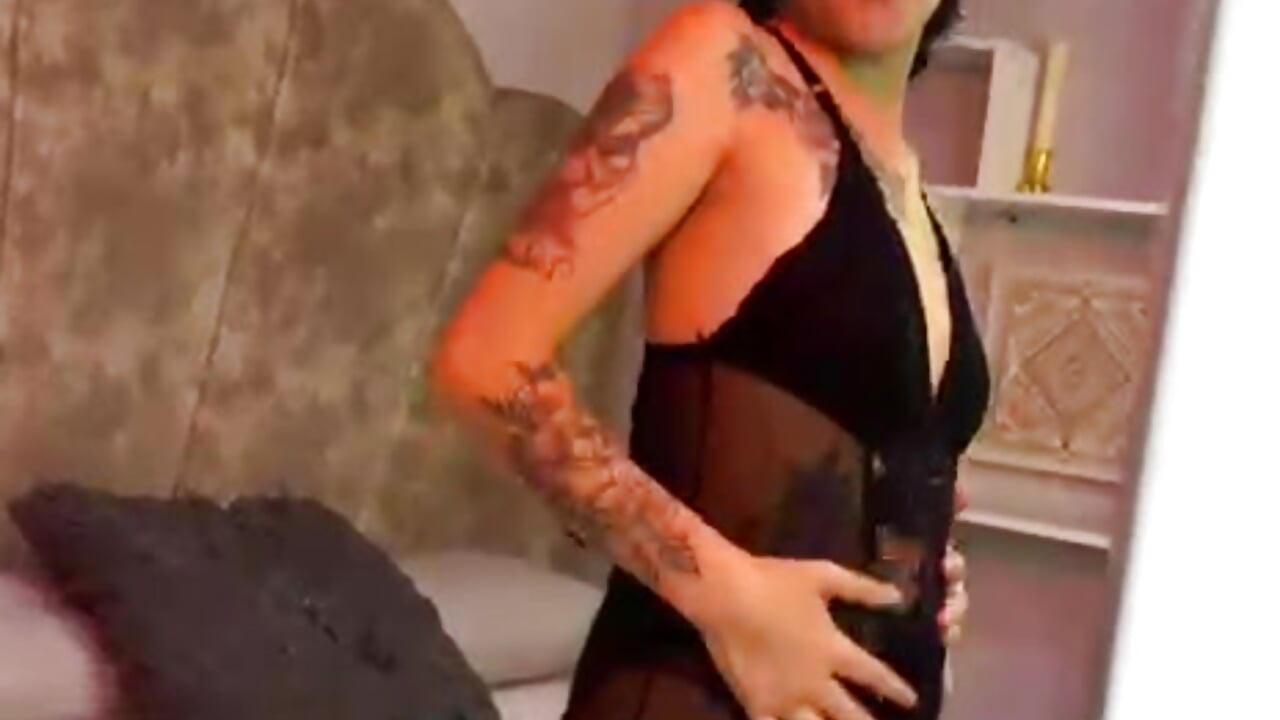 I am sexy - video by yliria010 cam model