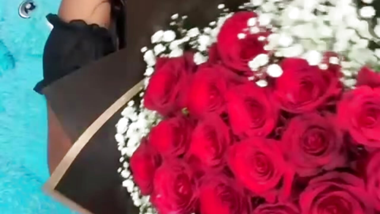 Bought myself flowers cause why tf not !!!🤭🥹❤️ - Fun_size86 캠 모델의 동영상