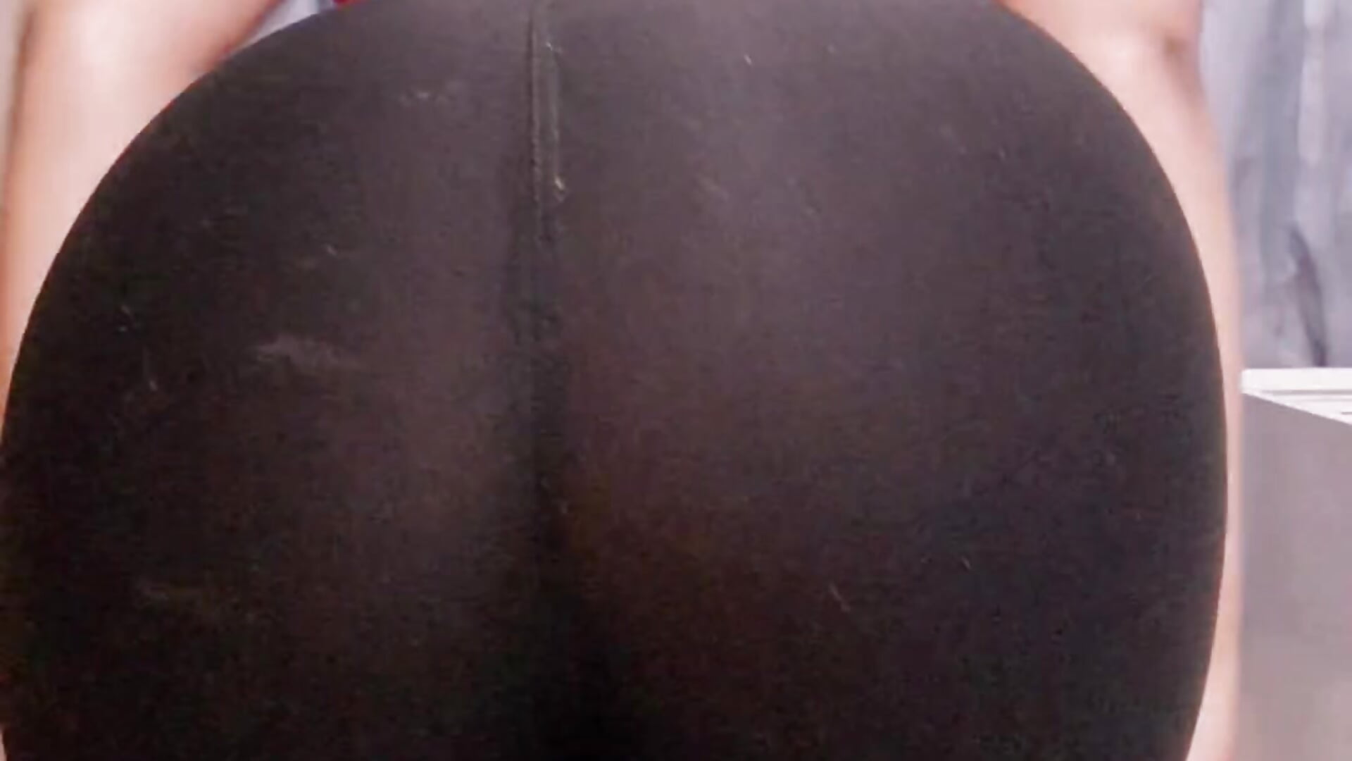 Essa bunda merece aplausos ou palmadas? Me conta… 🔥🍑 - video by sweetamy326 cam model