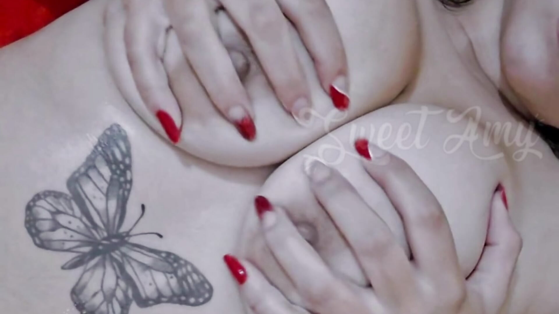 Apertando peitinhos - video by sweetamy326 cam model