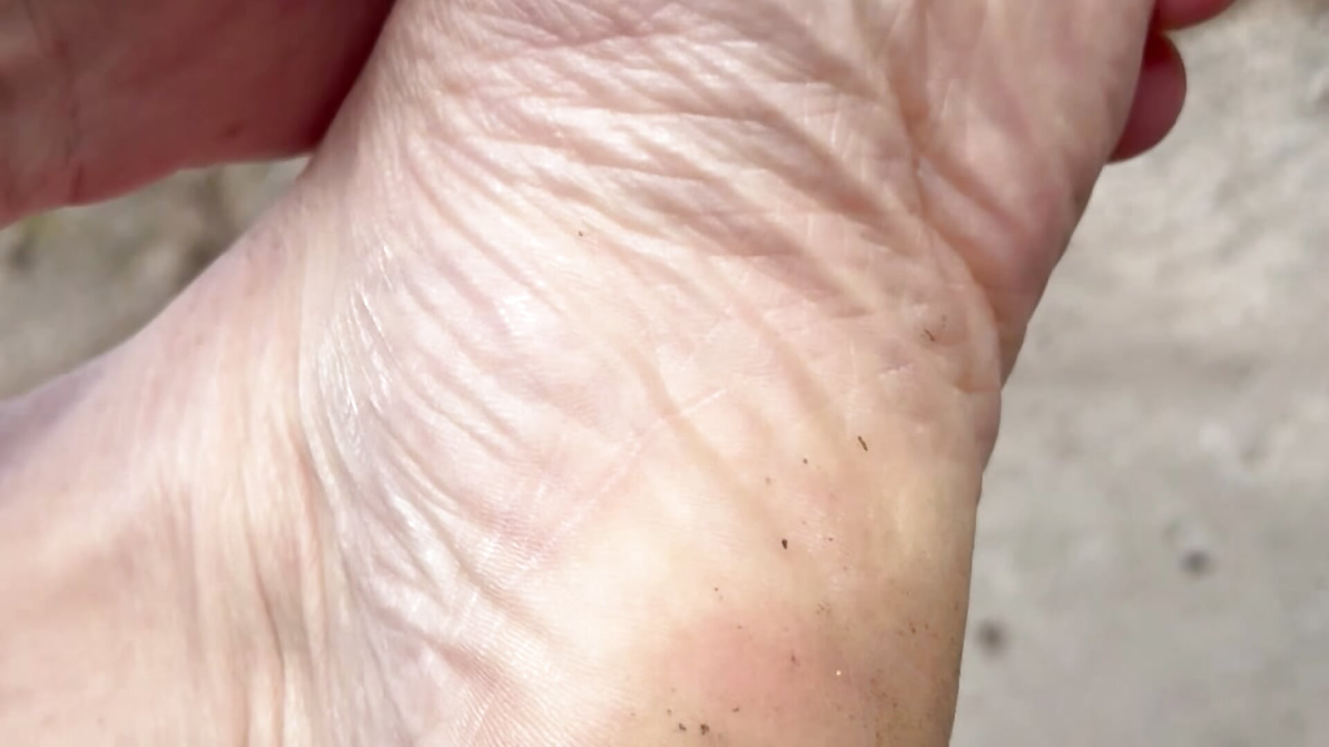 Pieds en extérieur - video by Anne-Chacha cam model