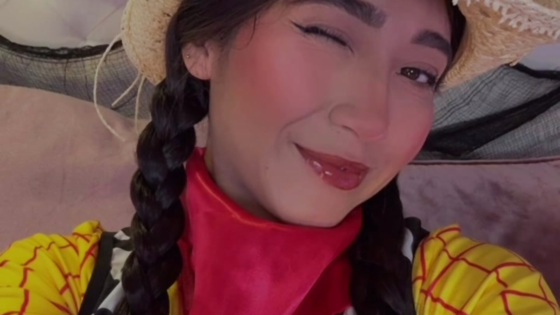 Hands up, cowboy! 🤠🧡🎃– Mariana_Kalo kameramodell videója