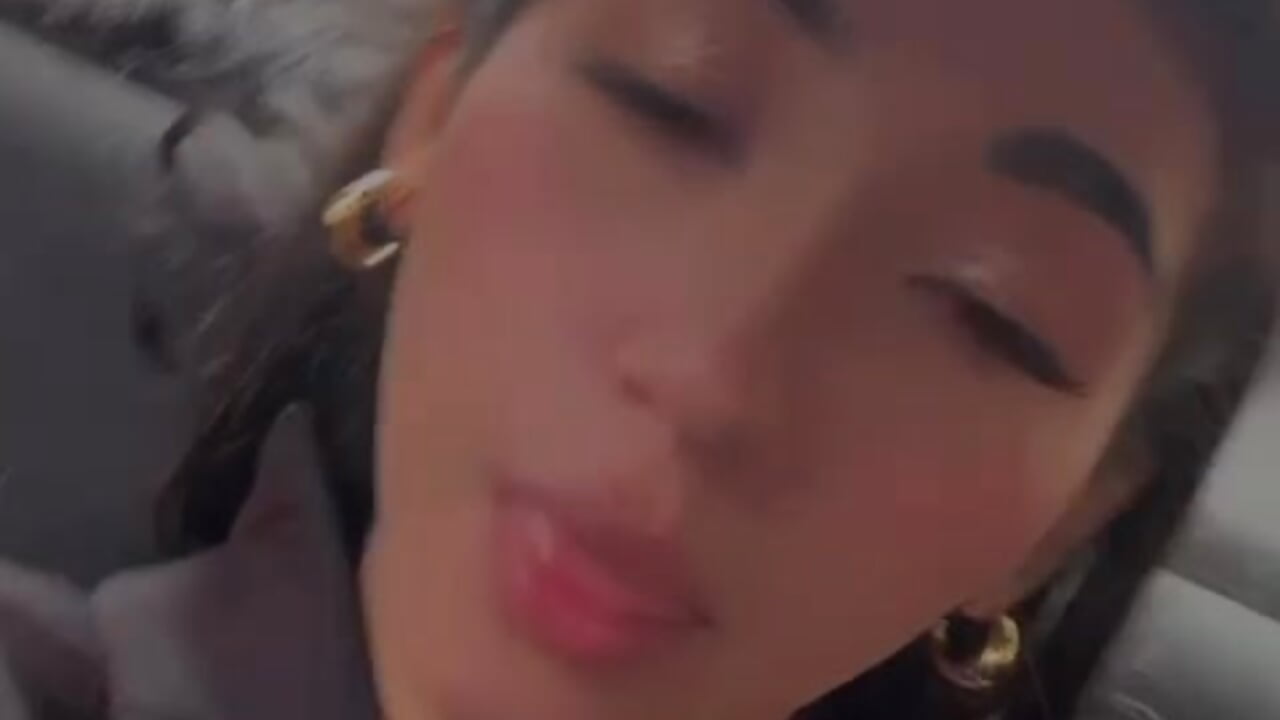 Guess what I'm thinking... you're late 😏😏 - วิดีโอโดย Mariana_Kalo โมเดลแคม