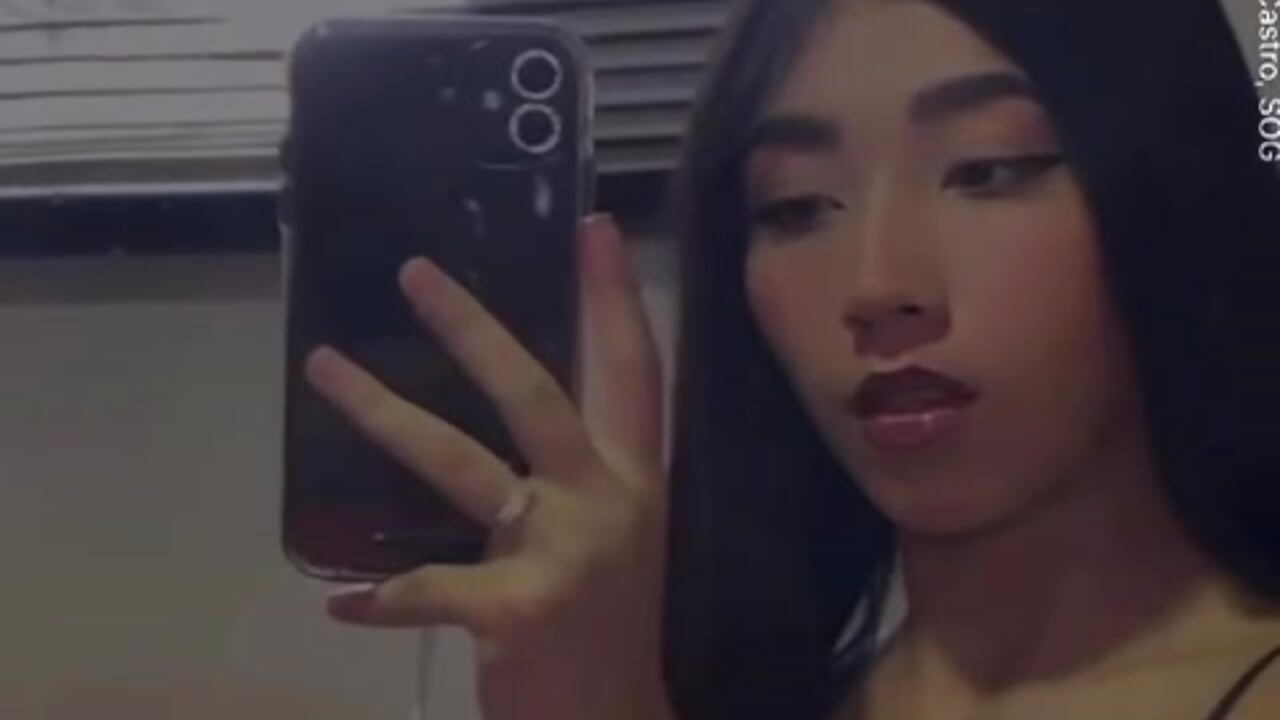 If the mirror could talk... it would ask for privacy. 🤓😜 - vídeo de la modelo de cam Mariana_Kalo