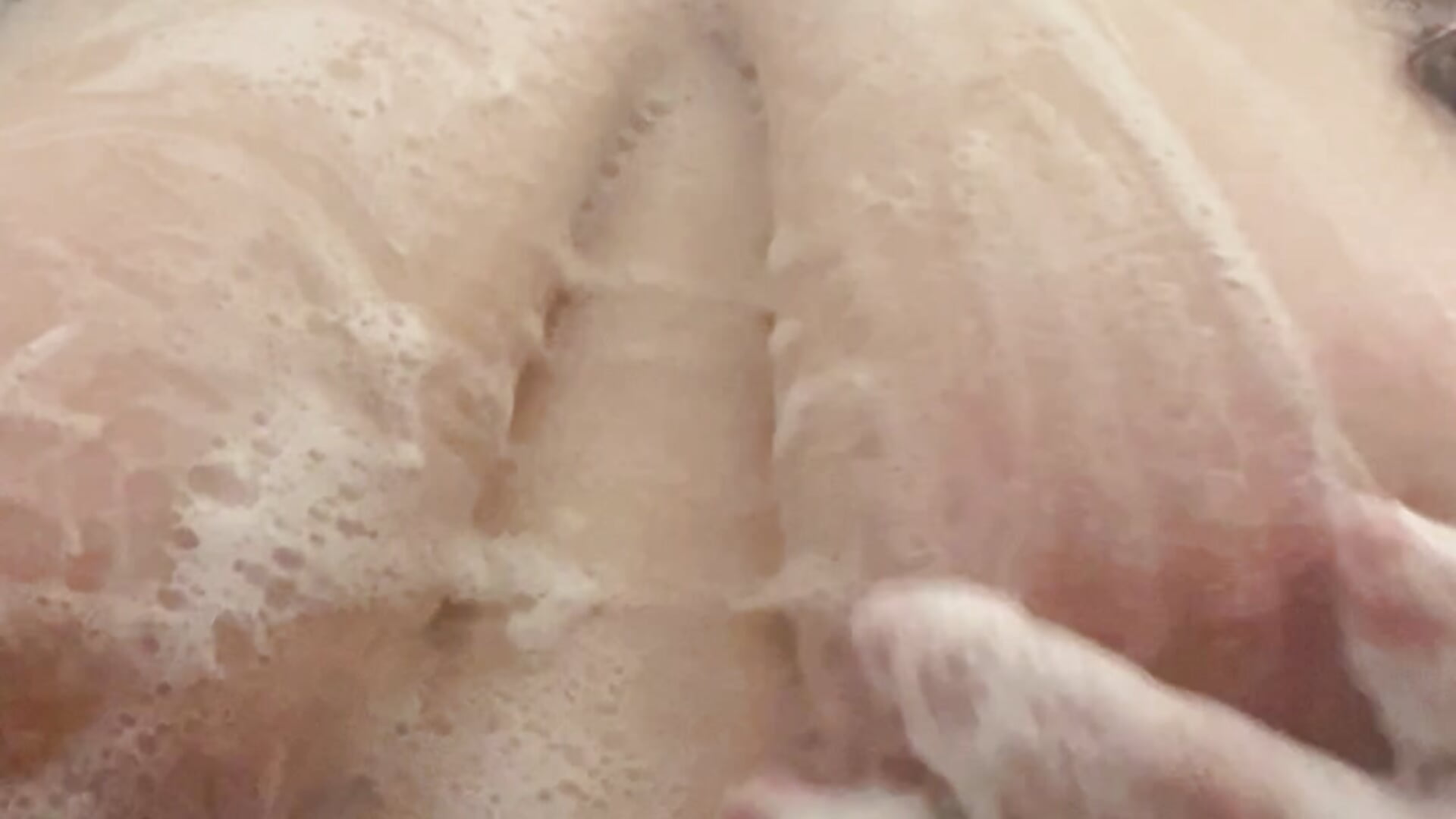 Watch me wash my boobs in the bath🍒😈