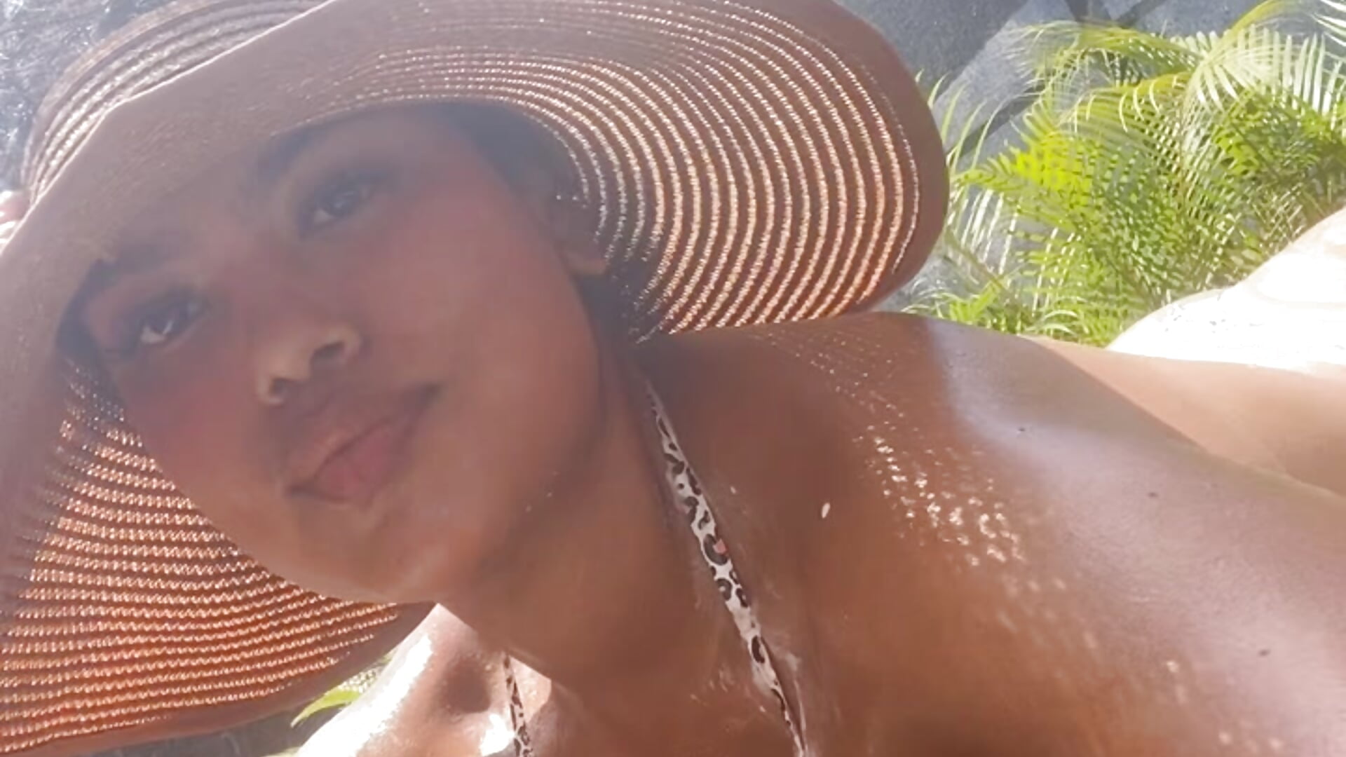 Tanning day☀️👙 - video oleh model kamera Kittybrown18