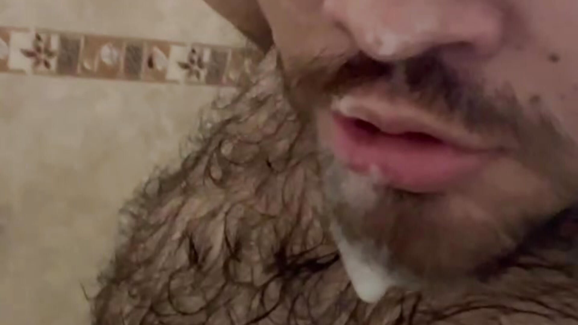 playing with the bubbles - video av big_bearr cam model