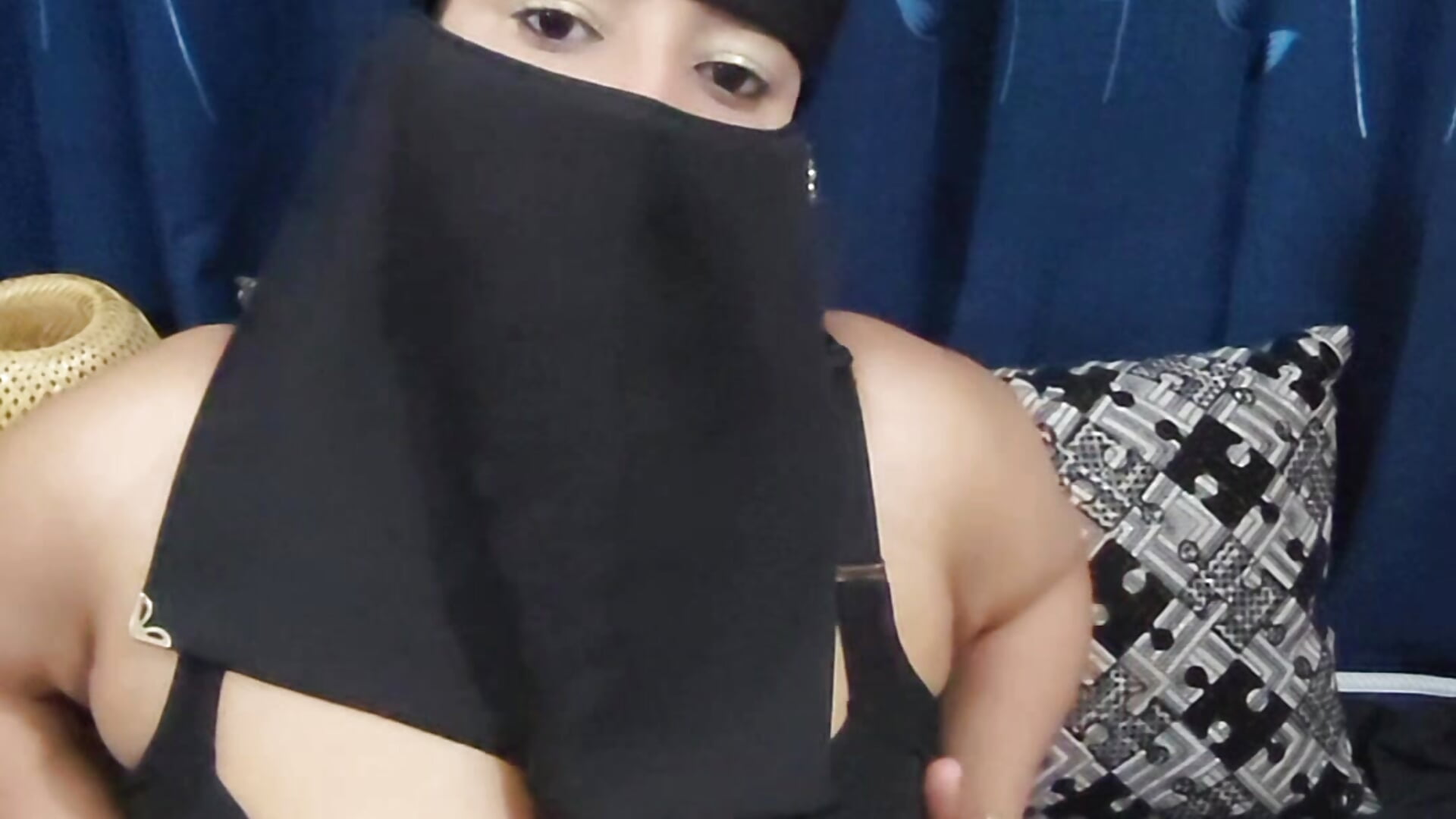 Want Reveal My Face? Come C2C - video oleh model kamera Sanvi-Queen