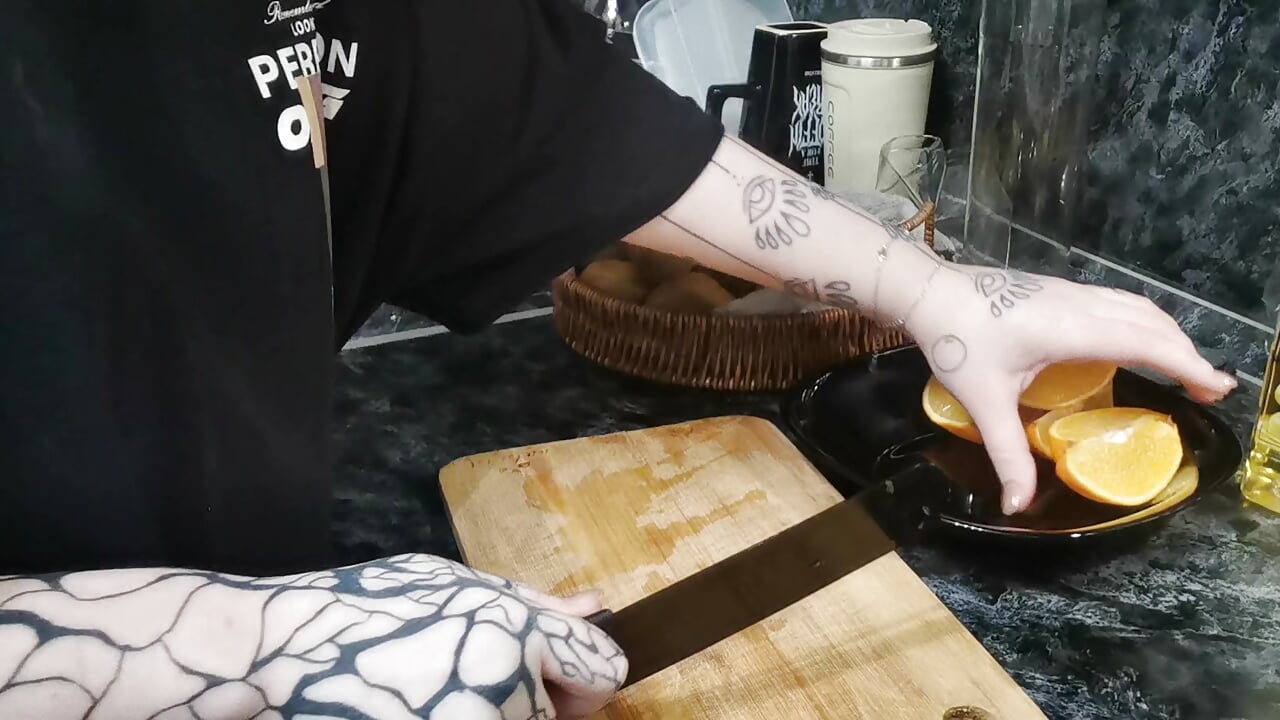 Cutting fruits - Ayla_Hicks主播的视频