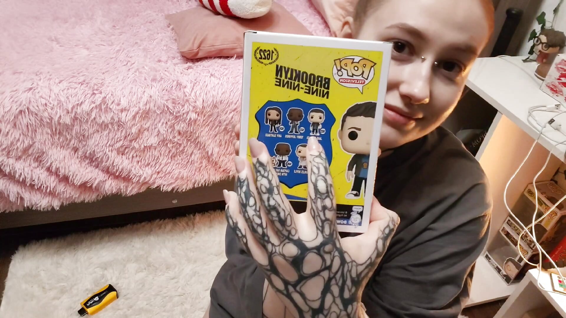 Funko pop unboxing 8 - Ayla_Hicks 캠 모델의 동영상