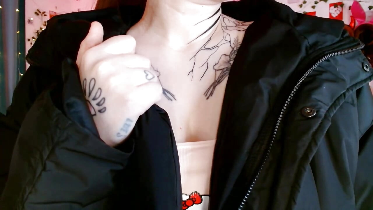 Down jacket - clip cu Ayla_Hicks model videochat