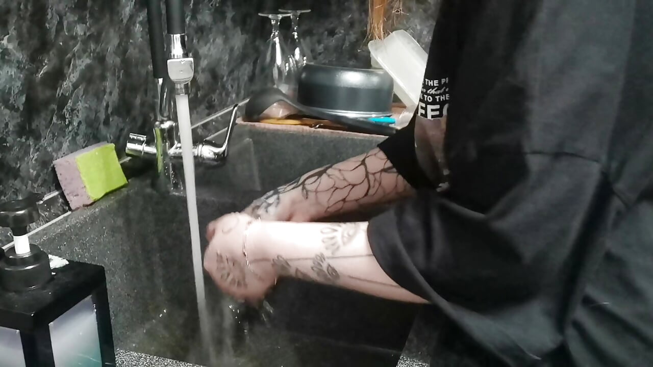 Washing fruits – video af Ayla_Hicks cam-model