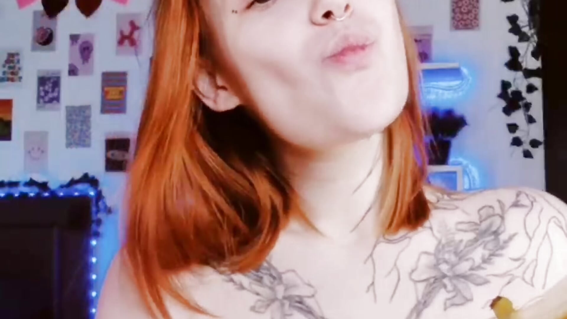 sexy banana eating - video by Ayla_Hicks cam model