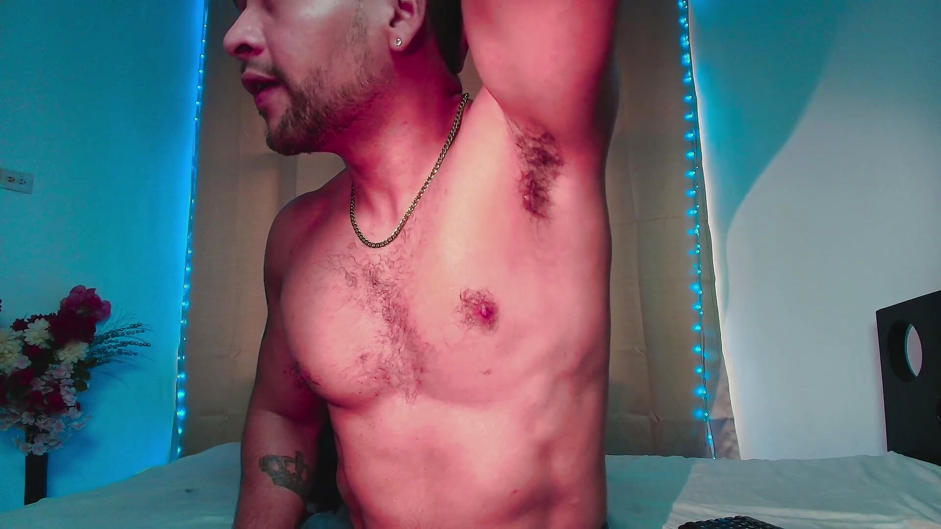 My pectorals and my armpits sweating - video by LucasGaeel cam model