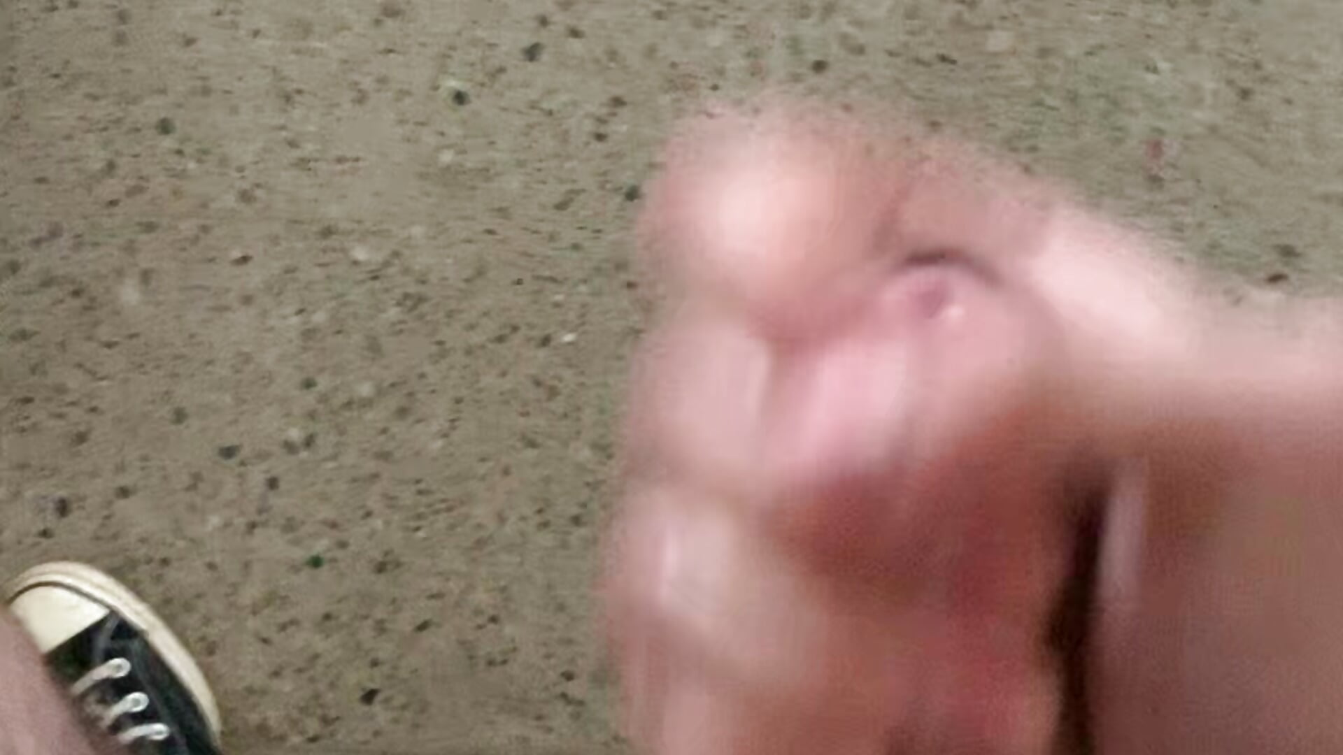 Paja baño publico (fuera del cubiculo)/handjob in public bathroom (outside the stall) - video by klsklnte cam model