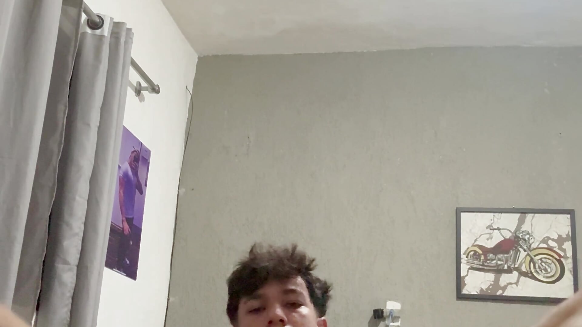 Batendo uma com a sola do pé rosinha