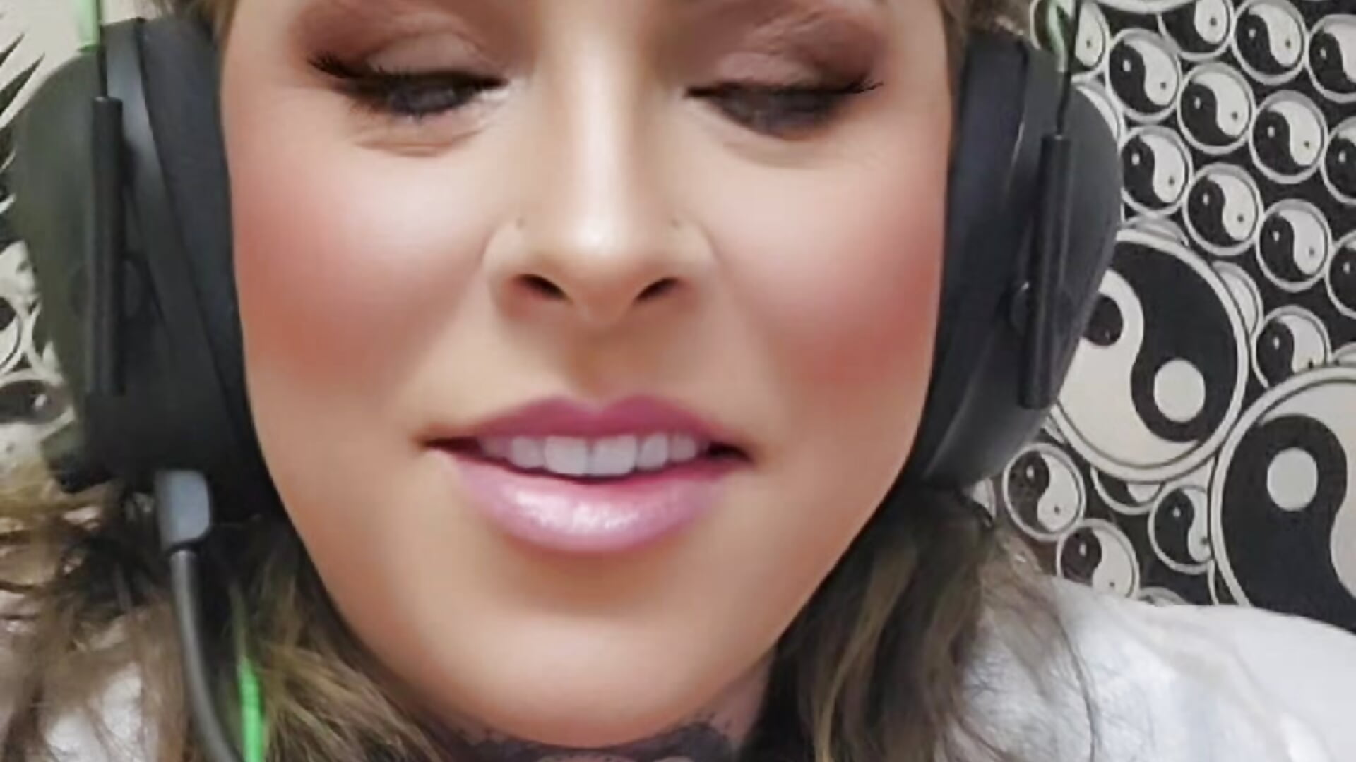 1000011719.mp4 - video by Queenbz1979 cam model